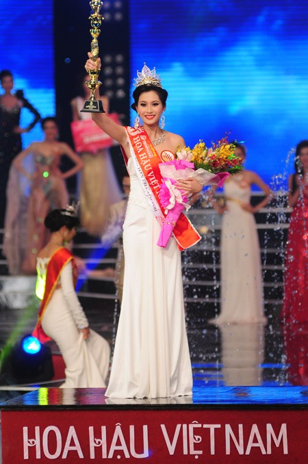 Đặng Thu Thảo đăng quang Hoa hậu Việt Nam 2012  - ảnh 3